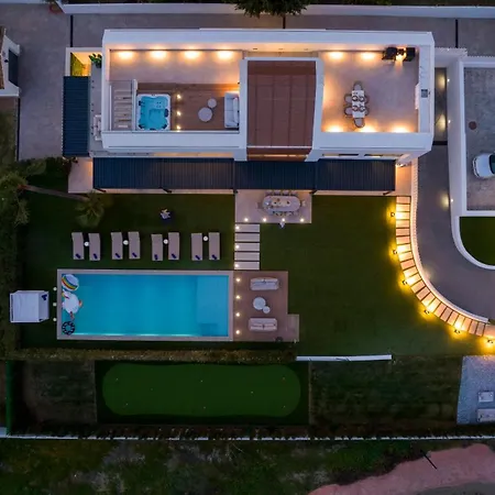 Vacation Marbella I Imare Waterfront, Beachfront Villa, Rooftop Jacuzzi, Indoor Βίλα *