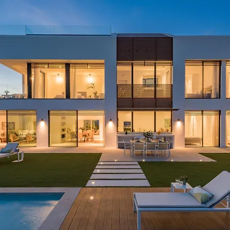 Vacation Marbella I Imare Waterfront, Beachfront Villa, Rooftop Jacuzzi, Indoor Βίλα